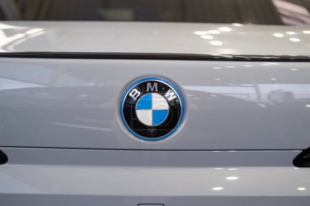 Téléchargez les photos : Close-up grey BMW Logo German automotive concern BMW Group, concept Advertising and Marketing in Automotive Industry, Global Brands, constructeur automobile allemand, Francfort - 11 octobre 2023 - en image libre de droit