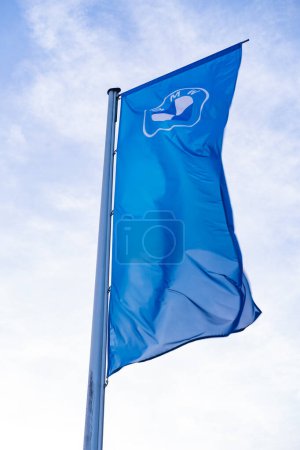 Téléchargez les photos : Publicité bannière verticale, drapeaux de l'automobile allemande concernent BMW Group, concept Publicité et marketing dans l'industrie automobile, Leadership et innovations, Francfort - octobre 11, 2023 - en image libre de droit