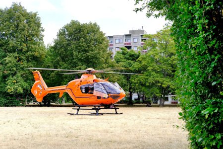 Téléchargez les photos : Hélicoptère médical orange, Eurocopter avant le décollage, l'équipage prépare les aéronefs d'urgence, les services médicaux aériens, les véhicules d'intervention rapide, les soins intensifs, Francfort, Allemagne - 7 septembre 2022 - en image libre de droit