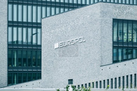 Téléchargez les photos : Instituant l'Agence de l'Union européenne pour l'application de la loi Coopération avec Europol texte sur la façade, les institutions de l'UE, l'échange de renseignements sur la lutte contre le terrorisme, La Haye (Pays-Bas) - 12 septembre 2023 - en image libre de droit