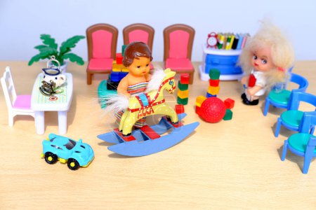muñecas viejas de la fábrica alemana Ari en el interior miniatura del juguete, terapia del títere como parte de la terapia psicológica con los niños