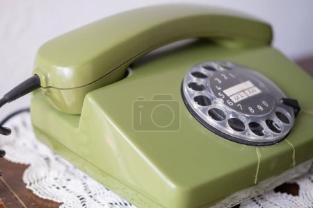 Foto de Verde Rotary Teléfono con Disco Dial, Teléfono Viejo con Grietas, Conexión con el Pasado, llamadas línea de ayuda, apoyo psicológico - Imagen libre de derechos