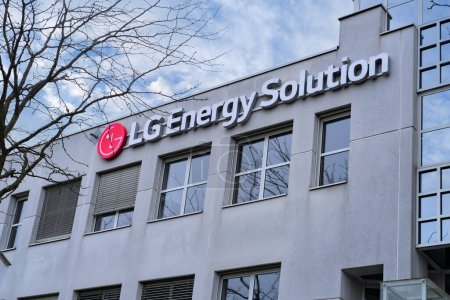 Foto de LG Energy Solution Ltd empresa de fabricación de baterías en el edificio de fachada, los fabricantes de baterías más grandes de Corea, logotipo de LGES, desarrollo sostenible en Tecnología, Frankfurt, Alemania - 10 de febrero de 2024 - Imagen libre de derechos