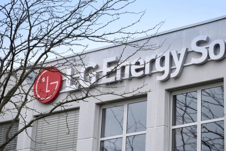 Foto de LG Energy Solution Ltd edificio de la compañía de fabricación de baterías, ev fabricación de baterías logotipo de Corea del Sur LGES en la fachada, desarrollo sostenible en Tecnología, Frankfurt, Alemania - 10 de febrero de 2024 - Imagen libre de derechos