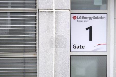 Foto de LG Energy Solution empresa fabricante de baterías Publicidad banner entrada al edificio, fabricación de baterías logotipo LGES, desarrollo sostenible en Tecnología, Frankfurt, Alemania - 10 de febrero de 2024 - Imagen libre de derechos