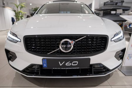 Téléchargez les photos : Blanc nouveau Volvo V60 cross country d4 awd, voiture hybride rechargeable suédoise, développement d'énergie alternative, High Tech Technologie de pointe dans l'industrie automobile salon à Francfort, Allemagne - janvier 22, 2024 - en image libre de droit