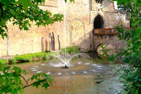 Foto de Fuente en el patio del castillo, ruinas de la fortaleza de Filbel Antiguos edificios medievales europeos Bad Vilbel, Mostrando atracciones para los turistas interesados, Turismo Cultural en Hesse - Imagen libre de derechos