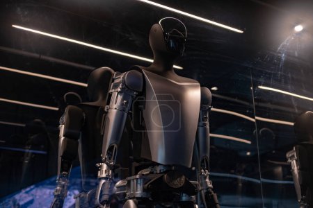 Foto de Tesla Bot Optimus robotic humanoid in showroom, Tesla AI Strategy: Elon Musk on FSD, innovative approach to engineering, Innovation in industry show in Berlin, Germany - February 17, 2024 - Imagen libre de derechos