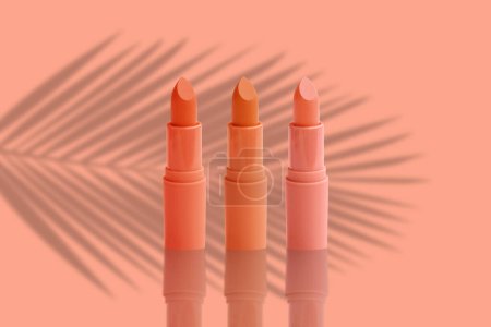 conjunto de lápiz labial mate en el fondo, pelusa de melocotón, rosa, color coral de cerca, concepto de moda paleta de tendencias de color, cosméticos decorativos