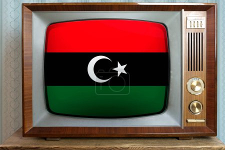 bandera nacional Libia en pantalla, elegante tecnología interior de los años 60, concepto de valores eternos en la televisión, el comercio mundial global, la política, las tecnologías retro, noticias 