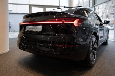 Téléchargez les photos : Audi Q8 Sportback e-tron Voiture électrique, feux arrière, limousine vue arrière dans le showroom, Innovation automobile dans l'industrie automobile, Salon Future Mobility à Francfort, Allemagne - 4 mars 2024 - en image libre de droit