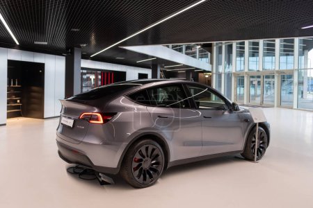 Téléchargez les photos : Tesla modèle Y grey performance quicksilver in Studio, véhicule électrique gris dans le showroom, concept de développement d'énergie alternative, société Elon Musk, Berlin, Allemagne - février 18, 2024 - en image libre de droit