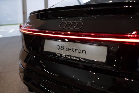 Téléchargez les photos : Audi Q8 Sportback e-tron Voiture électrique, feux arrière, limousine vue arrière dans le showroom, Innovation automobile dans l'industrie automobile, Salon Future Mobility à Francfort, Allemagne - 4 mars 2024 - en image libre de droit