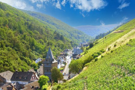 route étroite dans les gorges entre vieilles maisons, tours de guet et vignobles dans la vallée du Rhin moyen au-dessus de la ville de Bacharach dans le district de Mayence-Bingen en Rhénanie-Palatinat, tourisme viticole, charme médiéval