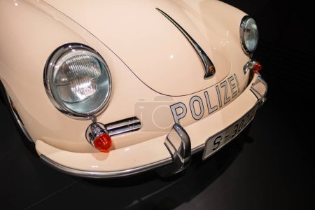 Téléchargez les photos : Vintage white police car Porsche 356 Cabriolet, Retro luxury sport car Austrian company Porsche, Oldtimer car, retro-style,, exhibition Museum Porsche, Stuttgart, Allemagne - 26 janvier 2024 - en image libre de droit