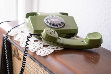 Mobilteil mit grünem Telefon, Rotationstelefon mit Scheibenwahl, Gepflegte Antiquitäten, veraltete Technologie, Retro-Ästhetik der 80er Jahre