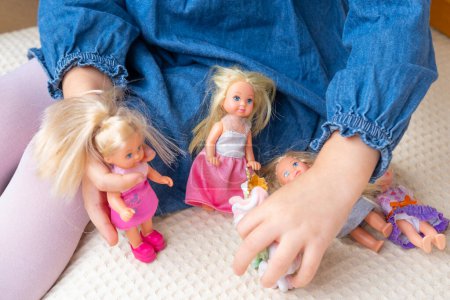 Mädchen, Kind spielt Mutter-Töchter mit Miniaturpuppen, Untersuchung der kognitiven Vorteile fantasievoller Rollenspiele, Kindheitsfantasie