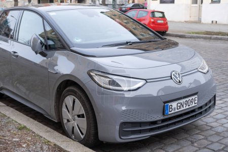 Foto de Moderno coche gris Volkswagen ID.3 en la calle de Berlín, ecológico VW vehículo eléctrico en el medio ambiente urbano, industria automotriz, transporte sostenible, Berlín, Alemania - 18 de febrero de 2024 - Imagen libre de derechos