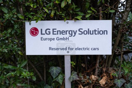 Foto de LG Energy Solution fabricante de baterías Banner publicitario en el estacionamiento, ev fabricación de baterías logotipo LGES, desarrollo sostenible en Tecnología, Frankfurt, Alemania - 10 de febrero de 2024 - Imagen libre de derechos