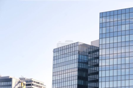 fragmentos de oficinas de varios pisos y edificios residenciales en la ciudad europea con fachadas de vidrio reflectante, modernos edificios de oficinas de gran altura y torres residenciales, dinamismo vida urbana contemporánea