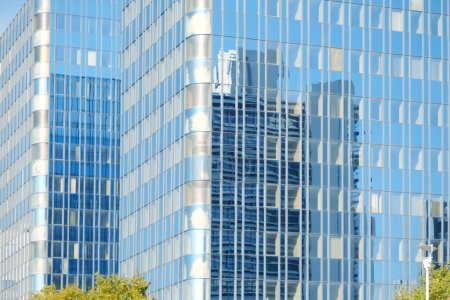 fragmentos de oficinas de varios pisos y edificios residenciales en la ciudad europea con fachadas de vidrio reflectante, modernos edificios de oficinas de gran altura y torres residenciales, dinamismo vida urbana contemporánea
