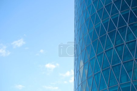 futuristischer grünlich spiegelzylindrischer Westhafen-Turm, 30-stöckiges Hochhaus Westhafen Tower im Gutleitviertel, Frankfurt, Deutschland