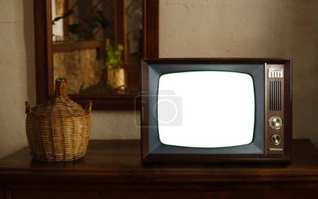 Filmmaterial von Dated TV Set mit weißem Screen Mock Up Chroma Key Template Display, nostalgischem Wohnzimmer mit Möbeln und altem Spiegel, Retro-Fernseher, selektivem Fokus, Vintage-Abendfernsehkonzept