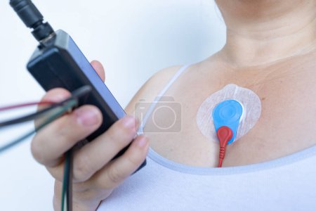 Sensoren am weiblichen Körper zur Holter-Überwachung, Frau mit Holter-Monitor zur täglichen Überwachung von Elektrokardiogramm, Blutdruck, Herzuntersuchung, Behandlung von Herzerkrankungen