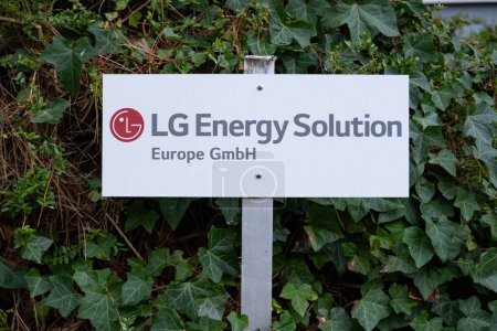 Foto de LG Energy Solution fabricante de baterías Banner publicitario en el estacionamiento, ev fabricación de baterías logotipo LGES, desarrollo sostenible en Tecnología, Frankfurt, Alemania - 10 de febrero de 2024 - Imagen libre de derechos