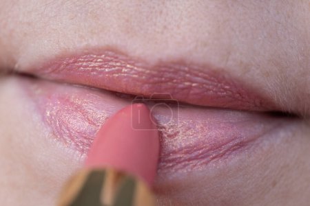 Nahaufnahme von rosa irisierendem Lippenstift, der weibliche Lippen färbt, Schönheit und Stil verbessert, Lippenpflege und Kosmetikkonzepte präsentiert, Make-up und Schönheitsprodukte