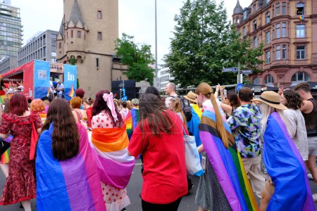 Foto de Las personas con banderas iris desfilan por el centro de Frankfurt como parte del desfile de la CDS, Mes del Orgullo, lucha por la diversidad sexual, contra la discriminación y los ataques contra las personas queer, FRANKFURT - 15 de julio de 2023 - Imagen libre de derechos