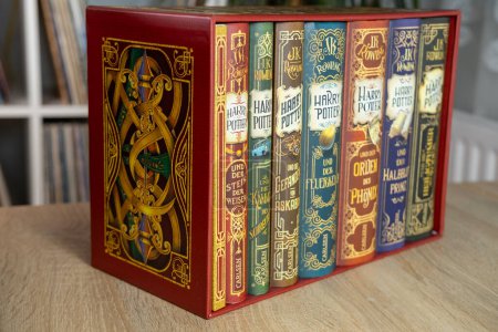 Téléchargez les photos : Collection de livres Harry Potter de Rowling, attrayante pour les amateurs de livres, Divertissement pour enfants, Amitié et découverte de soi, Francfort - 22 décembre 2023 - en image libre de droit