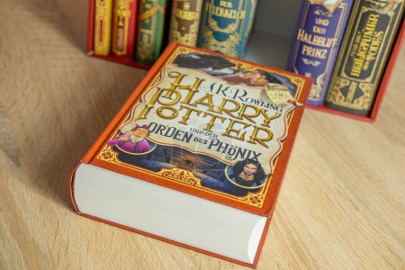 Foto de Libros de Harry Potter de J.K. Rowling en varias ediciones, evocando la maravilla sensorial y la emoción para los lectores de todas las edades, y celebrando la imaginación y la narración del poder, Frankfurt - 22 de diciembre de 2023 - Imagen libre de derechos