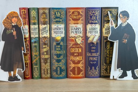 Téléchargez les photos : Collection complète de livres en papier colorés de JK Rowling sur Harry Potter, attrayante pour les amateurs de livres, en particulier les fans de littérature et de fantaisie pour enfants, Francfort - 22 décembre 2023 - en image libre de droit
