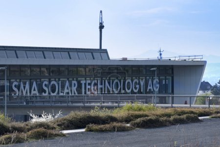 Téléchargez les photos : Logo de la société SMA, SMA Solar Technology AG, onduleurs du fabricant mondial, systèmes solaires photovoltaïques, énergies renouvelables, technologies vertes, développement durable, Gttingen, Allemagne - 31 mars 2024 - en image libre de droit