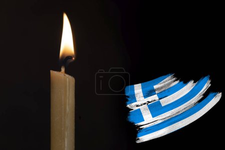 vela de luto ardiendo frente a la bandera Grecia, Víctimas de cataclismo o concepto de guerra, memoria de héroes servido país, dolor por la pérdida, unidad nacional en tiempos difíciles, la historia del estado