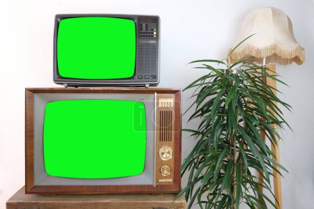 zwei alte TV-Bildschirme, Filmmaterial Dated TV Set mit weißem Screen Mock Up Chroma Key Template Display, Wohnzimmer, Retro-Fernseher