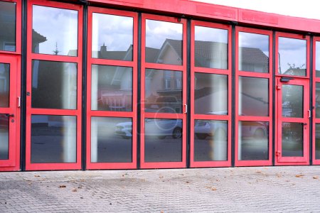 Garaje de bomberos con puertas rojas en Alemania, concepto de infraestructura de servicios de emergencia, seguridad contra incendios, mantenimiento técnico de camiones de bomberos