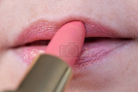 Nahaufnahme von rosa irisierendem Lippenstift, der weibliche Lippen färbt, Schönheit und Stil verbessert, Lippenpflege und Kosmetikkonzepte präsentiert, Make-up und Schönheitsprodukte
