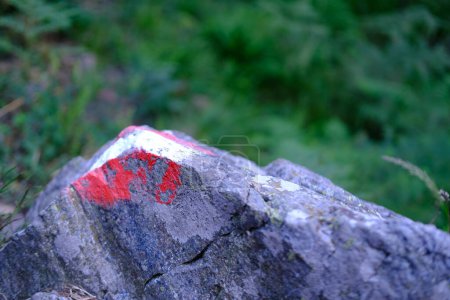 rote, weiße Markierungen auf Stein, Wegpunkt auf der Route, Wegmarkierung, Navigieren auf felsigen Wegen, Outdoor-Abenteuerhindernisse, Abenteuerliche Routenerkundung