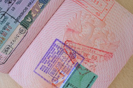 einen Teil der Seiten des ausländischen Passes mit ausländischen Visa, Grenzstempeln, Einreisegenehmigungen, Konzept der Weltreise, Reisedokument des Reisenden