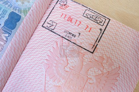einen Teil der Seiten des ausländischen Passes mit ausländischen Visa, Grenzstempeln, Einreisegenehmigungen, Konzept der Weltreise, Reisedokument des Reisenden