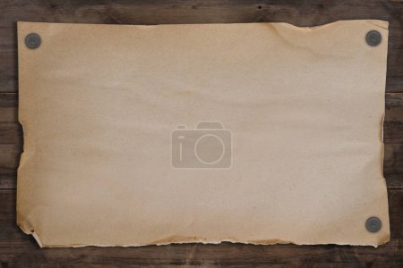leere Attrappe, horizontal strukturiertes altes Papier, authentisch und im Retro-Stil, ein Blatt altes Texturpapier auf altem Holztisch, Tafel, Restaurierung historischer Dokumente und Manuskripte