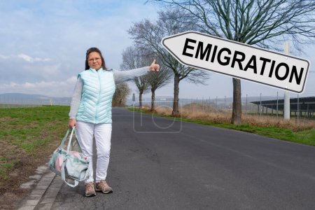 femme en pantalon blanc avec sac de voyage marchant seule le long de la route, marqueur de route Immigration, voyage découverte de soi et croissance, Déménagement international
