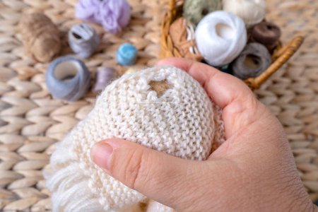 Pull en laine avec trou sur champignon en bois pour le darning, matériaux pour réparer les vêtements, travaux d'aiguille à la maison, projets durables de fibres de bricolage