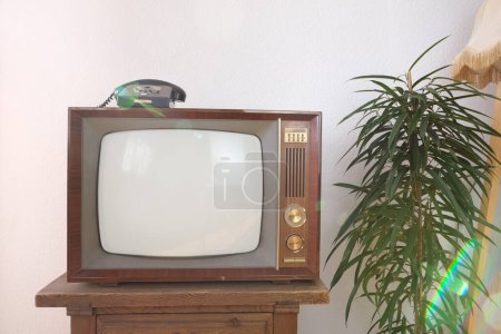 Filmmaterial Datiertes Fernsehgerät mit weißem Screen-Mock-Up-Template-Display 1960-1970, Drehwahltelefon, leerer Bildschirm für Designer, Fernsehen gucken