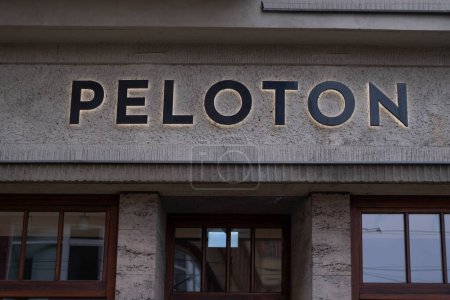 Foto de Logotipo de la compañía Peloton en el edificio de la fachada, equipo de fitness estadounidense de última generación para entrenamiento personalizado, equipo de ejercicio y compañía de medios en Europa, Berlín, Alemania - 17 de febrero de 2024 - Imagen libre de derechos