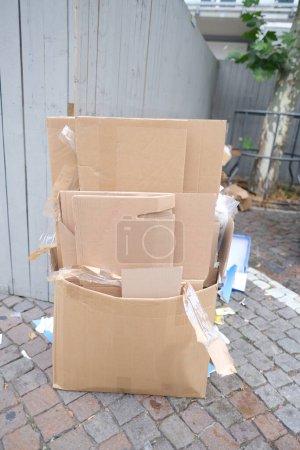 Karton mit Pappverpackungen auf der Straße, Blatt Altpapier zum Recyceln, Zellstoffrecycling, Altpapiersammlung zur Verarbeitung, Green Living und Umweltbewusstsein
