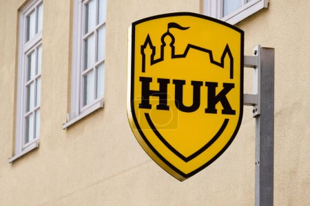 Foto de Logotipo de seguro HUK-COBURG en el edificio de la compañía de fachada, fondo de apoyo a la responsabilidad civil HUK-Coburg para conductores en Alemania, seguro de automóvil, Goettingen, Alemania - 31 de marzo de 2024 - Imagen libre de derechos