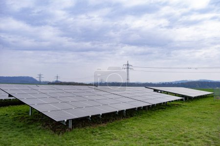 Filas paneles fotovoltaicos se extienden a través de la granja solar, la captura de energía solar para el futuro sostenible, Granjas solares energía limpia, la generación de electricidad a partir de los rayos del sol